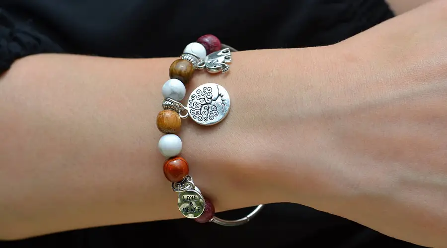 Raisons de porter des bijoux en bois ou pierres naturelles - Un choix écologique et un style unique.