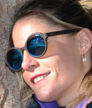 Lunettes de soleil Georges Black en bois naturel noir, dotées de verres polarisés UV400 pour une protection solaire efficace et un style élégant et intemporel.