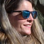 Lunettes de soleil Douglas Black en bois naturel foncé, avec monture élégante et moderne, équipées de verres polarisés UV400 pour une protection solaire optimale.