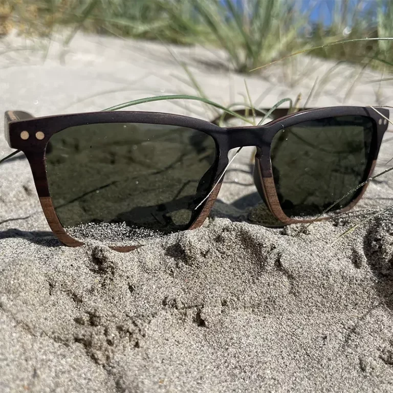 Gros plan sur la monture des lunettes Draken mettant en valeur le contraste entre le noyer clair et l’ébène foncé.