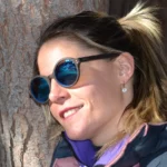 Lunettes de soleil en bois Georges Black avec monture noire élégante, verres polarisés et protection UV400, parfaites pour un look chic et naturel.