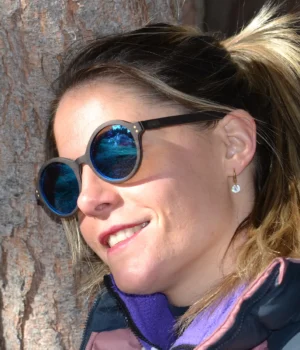 Lunettes de soleil en bois Georges Black avec monture noire élégante, verres polarisés et protection UV400, parfaites pour un look chic et naturel.