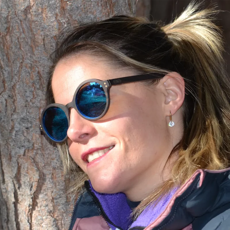 Lunettes de soleil en bois Georges Black avec monture noire élégante, verres polarisés et protection UV400, parfaites pour un look chic et naturel.