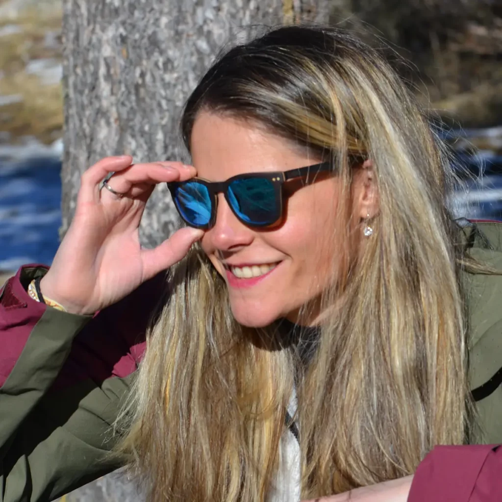 Lunettes de soleil Douglas Black avec monture en bois foncé, verres polarisés UV400, design moderne et écoresponsable pour homme et femme.