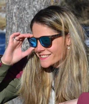 Lunettes de soleil Douglas Black avec monture en bois foncé, verres polarisés UV400, design moderne et écoresponsable pour homme et femme.