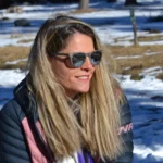 Paire de lunettes solaires écologiques en bois de Douglas, au design intemporel, équipée de verres polarisés pour un confort optimal en extérieur.