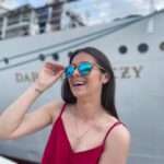 Lunettes Classic R18 en bois de noyer avec accents en liège et verres teintés bleus UV400 pour style et protection optimale.