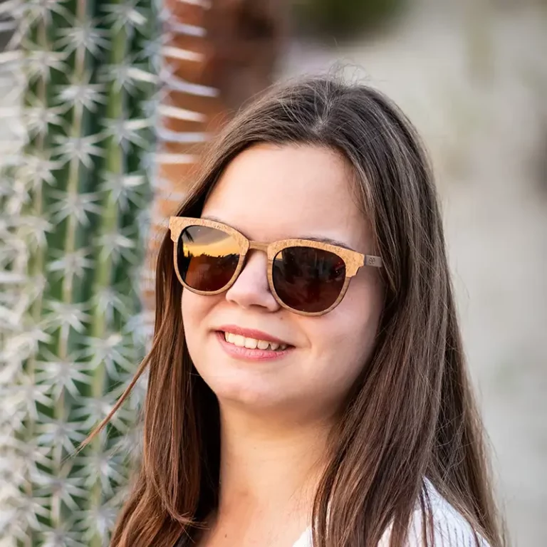 Lunettes de soleil Classic R15 affichées dans leur étui en liège naturel, offertes en livraison gratuite.