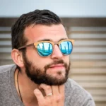 Gros plan sur la monture légère en bois de noyer et finitions en liège des lunettes Classic R18.