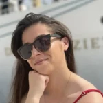 Lunettes de soleil Baker BI en bois d’ébène et zébrano, vue frontale montrant leur design élégant et intemporel, parfait pour les visages en forme de cœur.