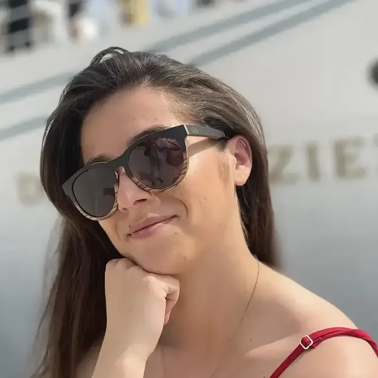 Lunettes de soleil Baker BI en bois d’ébène et zébrano, vue frontale montrant leur design élégant et intemporel, parfait pour les visages en forme de cœur.