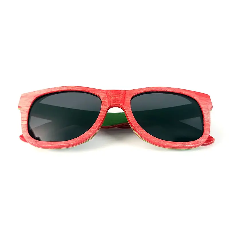 Lunettes de soleil San Francisco Red en bois de skateboard recyclé, écoresponsables et tendance.