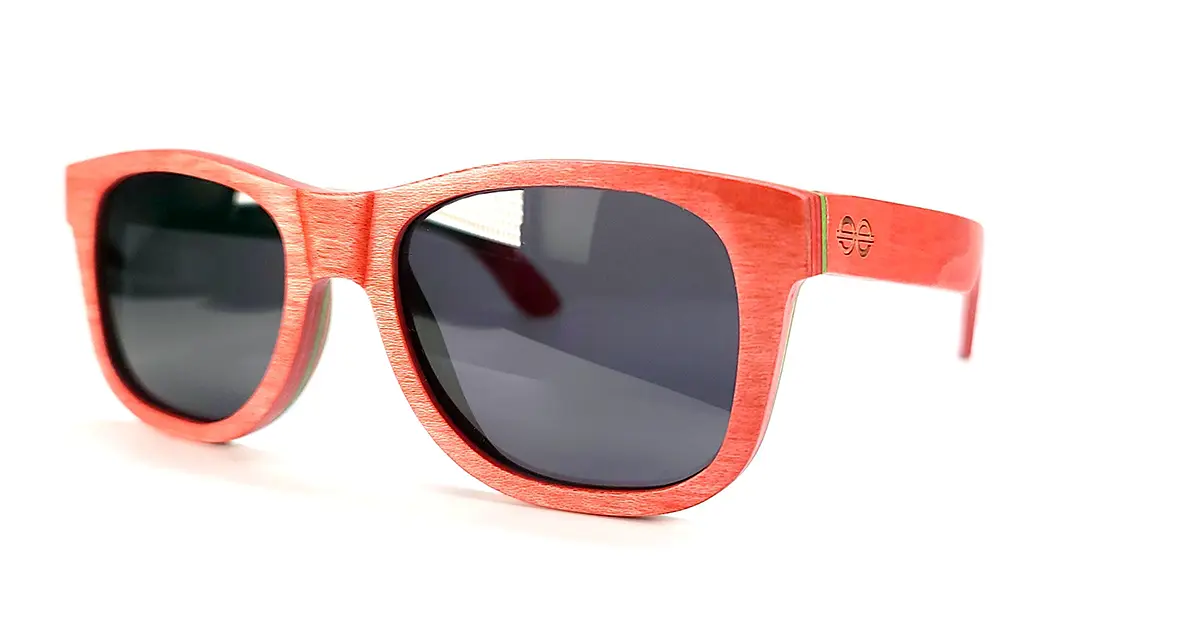 Lunettes de soleil rouges tendance fabriquées en bois de skateboard durable.