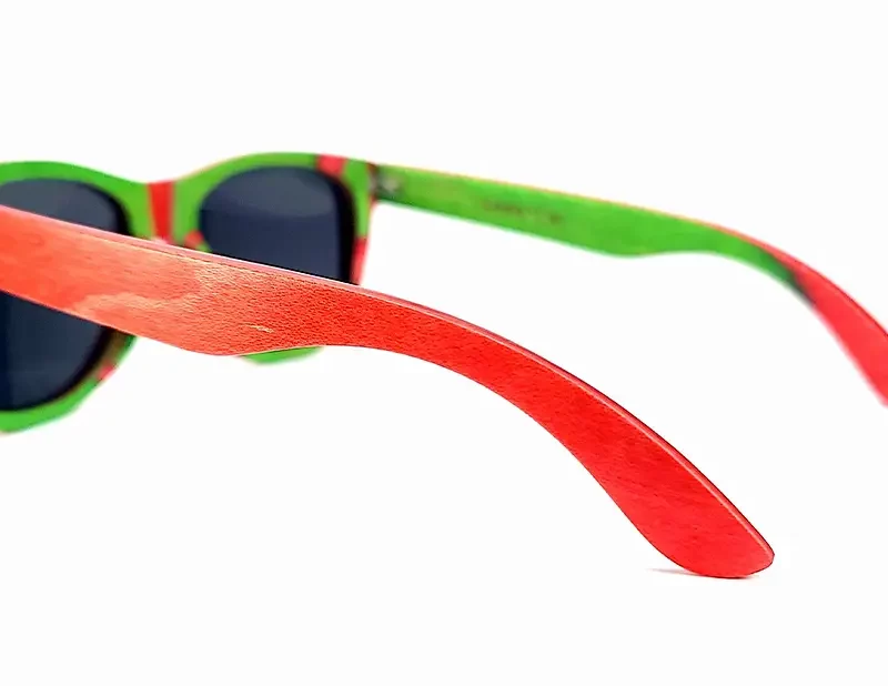 Lunettes de soleil San Francisco Red en bois de skateboard recyclé écoresponsable.
