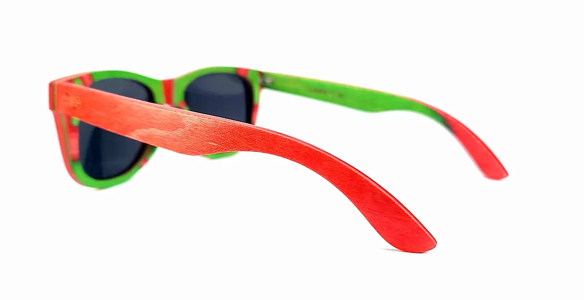 Lunettes de soleil San Francisco Red en bois de skateboard recyclé écoresponsable.