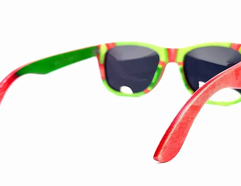 Lunettes de soleil San Francisco Red en bois de skateboard recyclé écoresponsable.