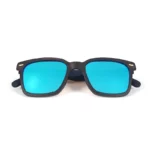 Gros plan sur les verres bleus UV400 des Bristol Blue, protection et esthétique réunies.