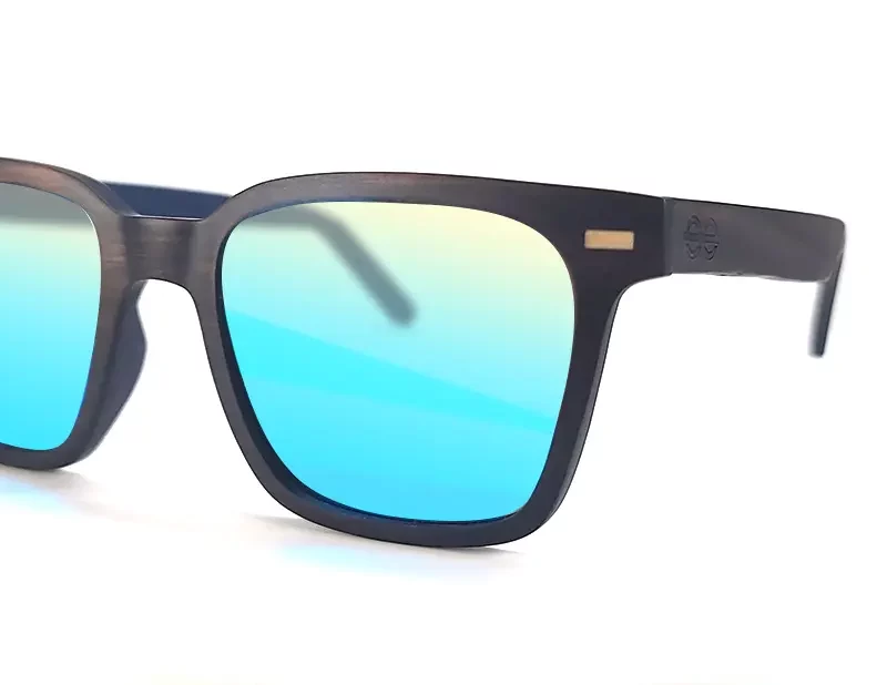 Lunettes Bristol Blue en ébène avec verres teintés UV400 offrant confort et élégance.