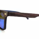 Gros plan des verres teintés bleus UV400, offrant une protection solaire et un style unique.