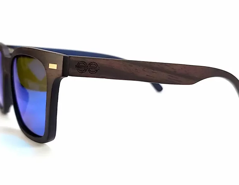 Gros plan des verres teintés bleus UV400, offrant une protection solaire et un style unique.