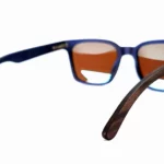 Détail des lunettes de soleil Bristol Blue, fabriquées en ébène, alliant confort et élégance.