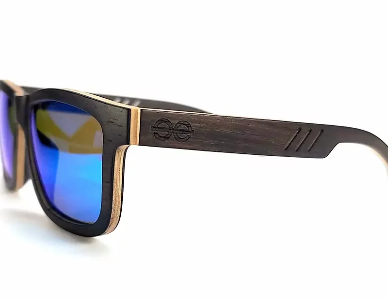 Détail des lunettes Martin Black en ébène, élégance intemporelle pour homme, protection UV400 cat. 3.