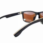 Accessoire en bois durable, lunettes de soleil masculines avec verres anti-UV et design moderne.