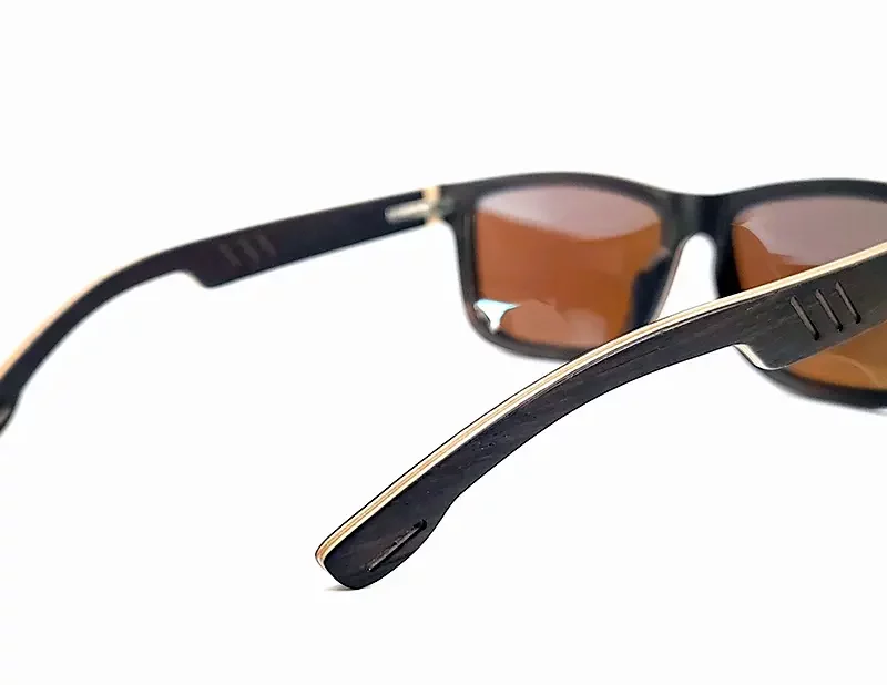 Accessoire en bois durable, lunettes de soleil masculines avec verres anti-UV et design moderne.