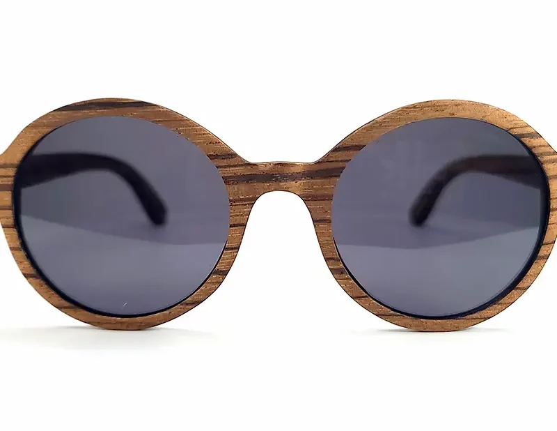 Accessoire chic et écologique, cette paire en bois zébrano protège vos yeux avec style.