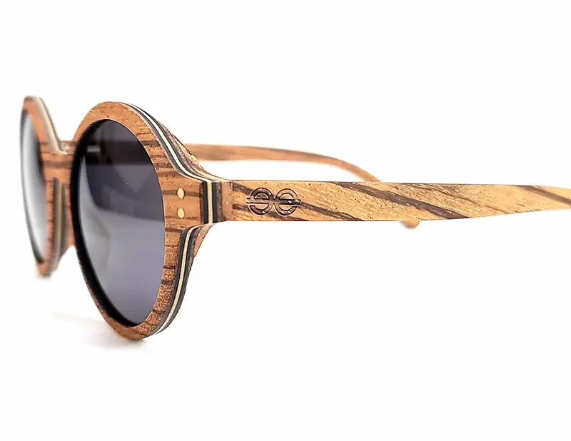 Une monture élégante en bois de zébrano, idéale pour un look classique et intemporel.