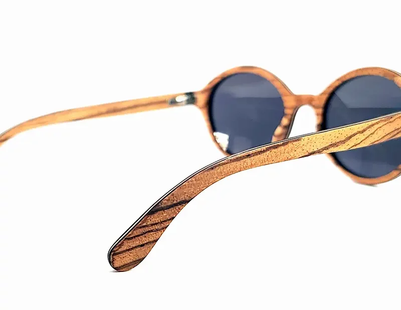 Lunettes de soleil rondes en bois Zebrano avec verres UV400 pour un look classique.