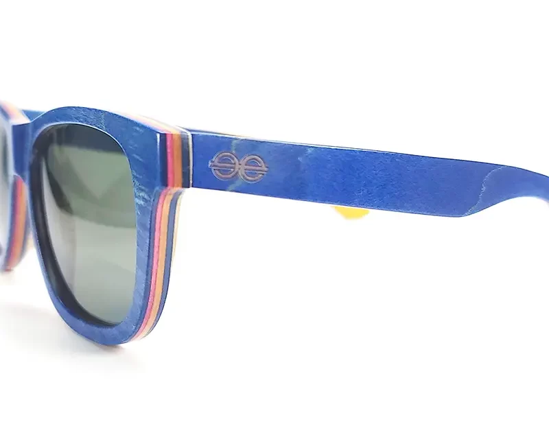 Lunettes écoresponsables San Francisco Blue, fabriquées artisanalement à partir de planches de skateboard recyclées.