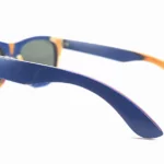 Monture wayfarer bleue en bois, idéale pour ajouter une touche estivale et unique à votre style cet été.