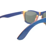 Lunettes de soleil San Francisco Blue en bois de skateboard recyclé, design tendance et écoresponsable pour visages ronds et ovales.