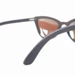 Accessoire rétro-chic féminin, lunettes de soleil en bois d’ébène style Marilyn Monroe.