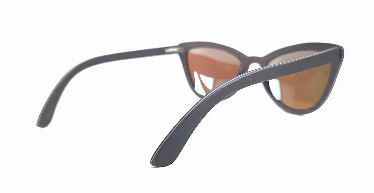 Accessoire rétro-chic féminin, lunettes de soleil en bois d’ébène style Marilyn Monroe.