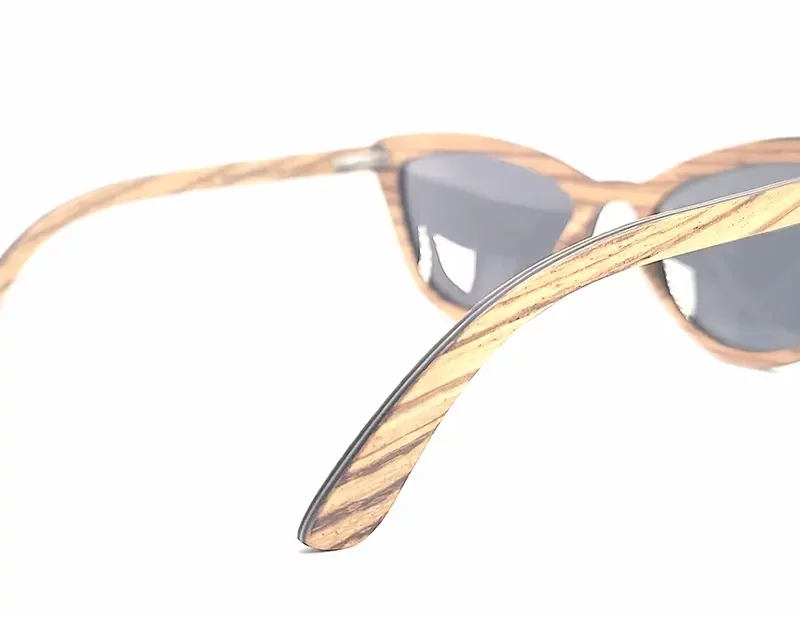 Lunettes de soleil papillon en bois de zébrano Parker Zebra, élégantes et féminines, adaptées aux visages ovales et triangulaires.