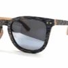 Lunettes de soleil Douglas en bois de palmier avec monture légère et verres polarisés UV400, combinant confort et style intemporel.