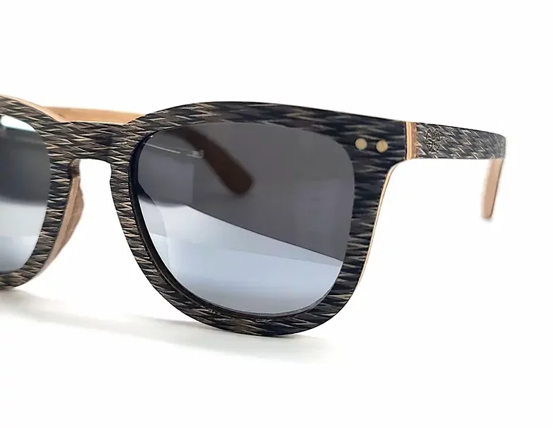 Lunettes de soleil Douglas en bois de palmier avec monture légère et verres polarisés UV400, combinant confort et style intemporel.