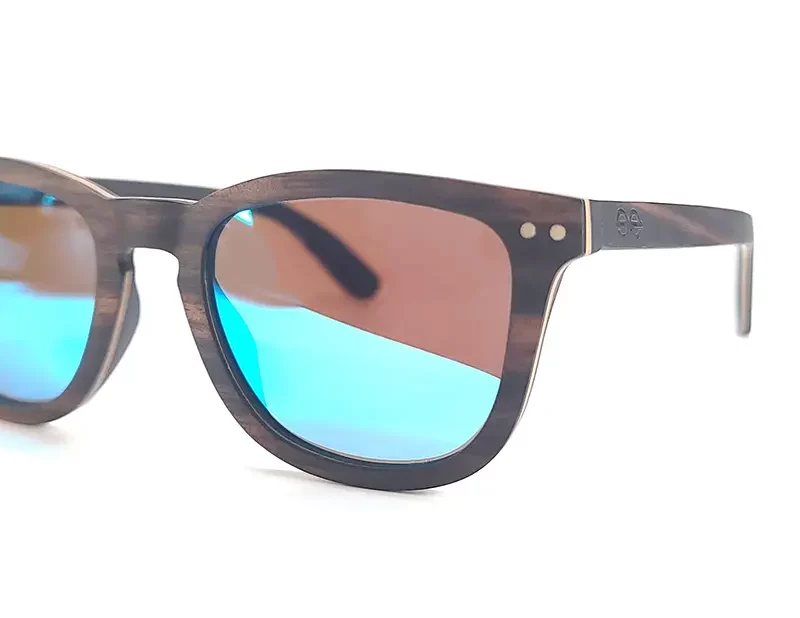 Lunettes solaires Douglas Bleue avec monture noire, verres miroir et style chic pour hommes ou femmes aux visages ronds et ovales.