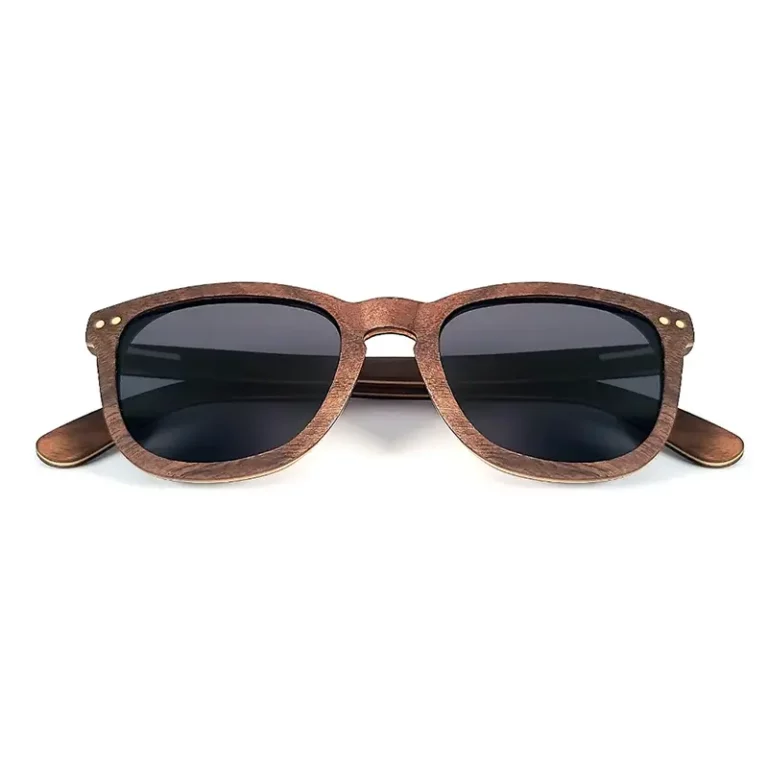 Lunettes de soleil écologiques Douglas Brown en bois de noyer durable, style élégant avec forme Wayfarer intemporelle.