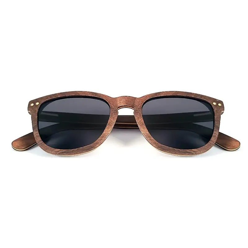 Lunettes de soleil écologiques Douglas Brown en bois de noyer durable, style élégant avec forme Wayfarer intemporelle.