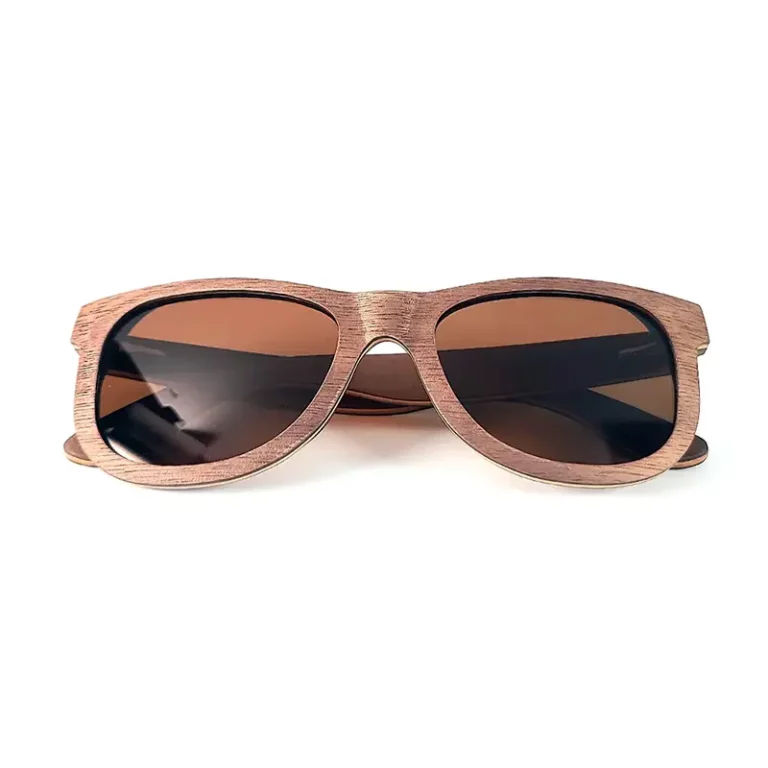 Lunettes de soleil en bois de noyer Howker Grey avec monture carrée et verres gris foncé offrant une protection UV400.