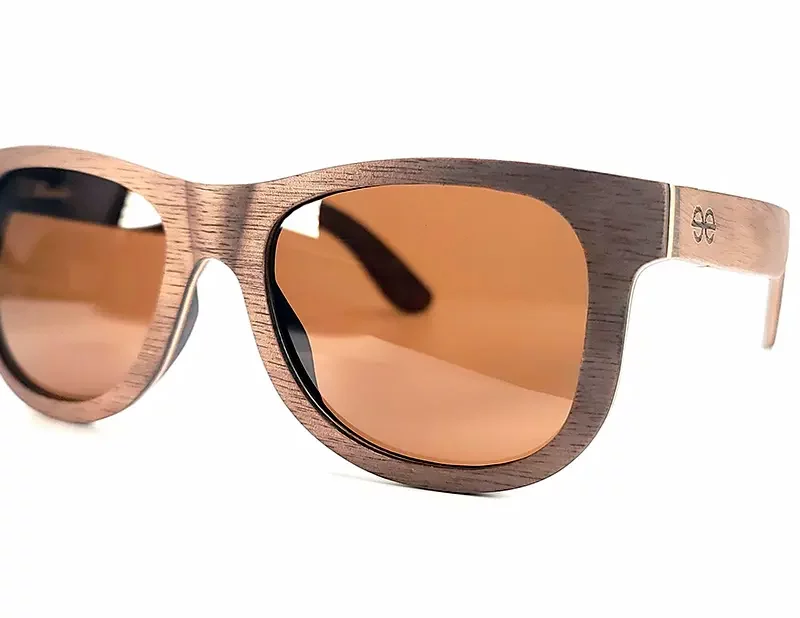 Monture en bois naturel de noyer des lunettes Howker Brown, légère et conçue pour un ajustement optimal sur visage rond, ovale ou carré.