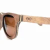 Lunettes de soleil Howker Brown en bois de noyer avec design carré élégant et verres bruns offrant protection UV400.