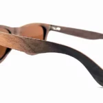 Lunettes de soleil Howker Brown en bois de noyer avec design carré élégant et verres bruns offrant protection UV400.