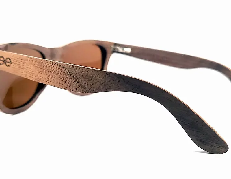 Lunettes de soleil Howker Brown en bois de noyer avec design carré élégant et verres bruns offrant protection UV400.