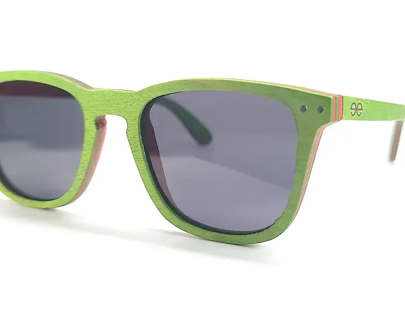 Vue rapprochée des détails uniques des lunettes San Diego, fabriquées à partir de skateboard recyclé.