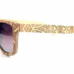 Détails des motifs maoris sculptés sur les branches des lunettes en bois Austin Brown, design authentique et artisanal.