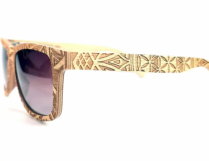 Détails des motifs maoris sculptés sur les branches des lunettes en bois Austin Brown, design authentique et artisanal.
